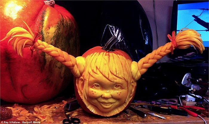 Anh từng là một sinh viên xuất sắc của trường Đại học Nghệ thuật Visual ở New York và là nhà thiết kế đồ chơi cho công ty Bowan Designs, Mc Farlane Toys...