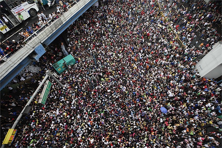 Hơn 1 triệu người dân đã đổ ra khắp những con đường ở Manila, Philippines để biểu tình khiến giao thông ngừng trệ, văn phòng chính phủ cùng nhiều cơ quan khác đóng cửa