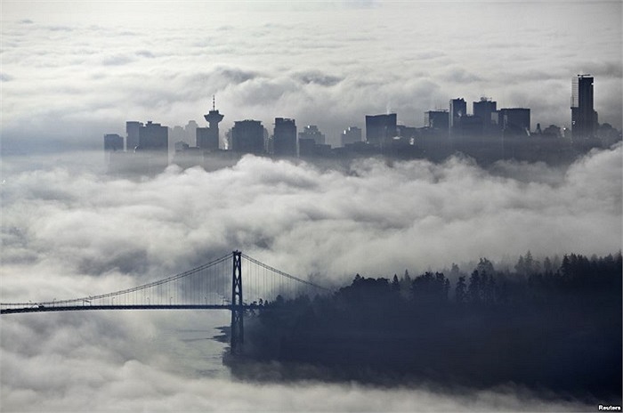 Sương mù bao phủ cây cầu Lions Gate ở Vancouver, British Columbia, Canada