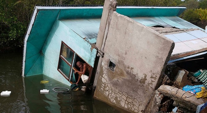 Một người dân Philippines ngồi trong căn nhà bị sập sau trận động đất 7,2 độ richter