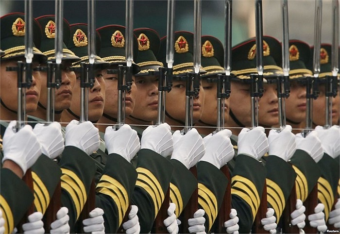 Các thành viên đội danh dự căng dây để đảm bảo họ đứng thẳng hàng trước Đại lễ đường Nhân dân, Bắc Kinh, Trung Quốc 