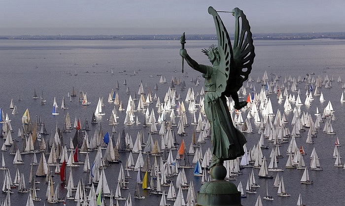 Hàng trăm con thuyền tập trung tại cảng Trieste, Slovenia trong cuộc thi đua thuyền buồm