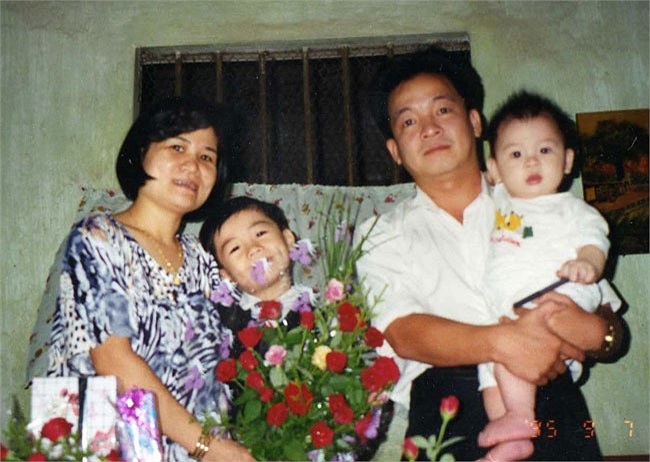 Vinh và gia đình trong một bức ảnh năm 1995. Khi đó, cả gia đình vẫn ở trong một ngôi nhà khá giản dị. 