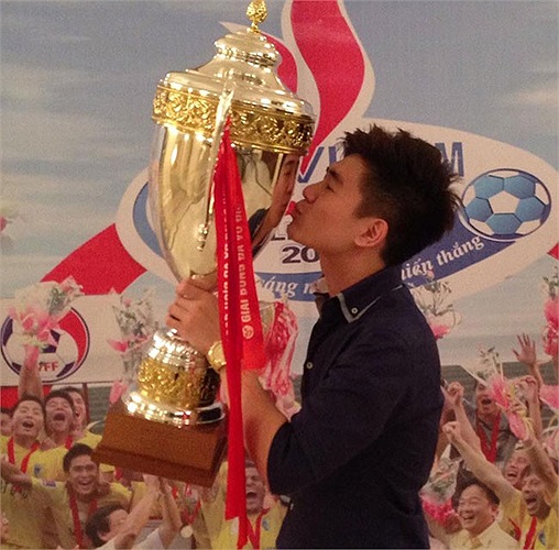 Đỗ Quang Vinh và hình ảnh hôn chiếc cup của đội bóng Hà Nội T&T. 