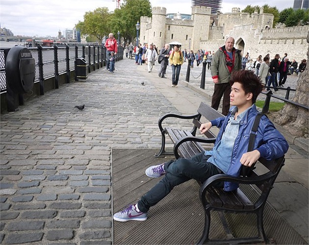 Giống như nhiều bạn trẻ cùng trang lứa, Vinh cũng thích ca hát và chụp hình. 