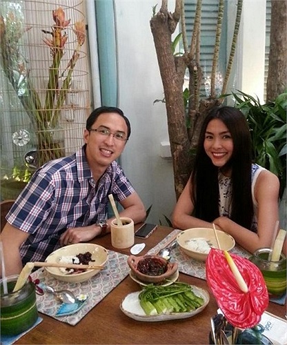 Vợ chồng Hà Tăng diện trang phục giản dị ngoài đời thường.