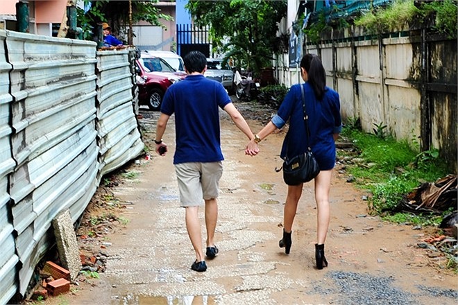 Tình cảm tay trong tay, mặc đồ đôi sánh bước bên nhau.