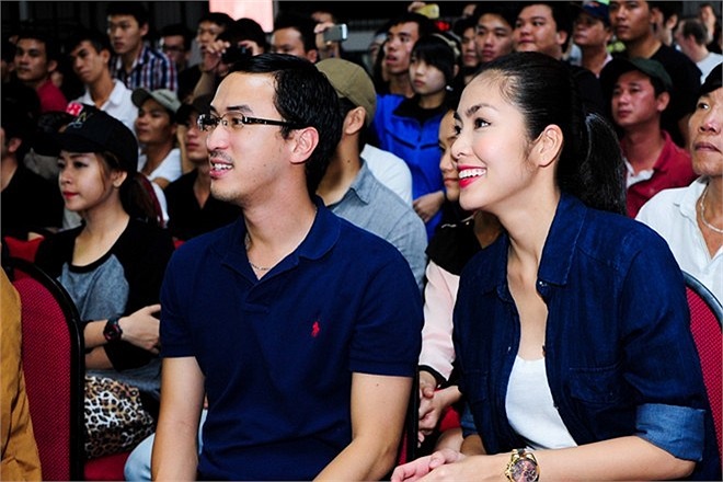 Khi ở bên chồng, Tăng Thanh Hà lúc nào cũng cười rạng rỡ hạnh phúc.