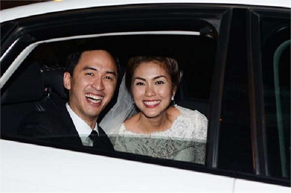 Tối 11/11, tiệc cưới sang trọng diễn ra ở While Palace trong không khí ấm cúng và tuyệt đối 'kín đáo'. Vợ chồng Hà Tăng chỉ lộ diện khi tiệc đã kết thúc và trên xe trở về nhà.