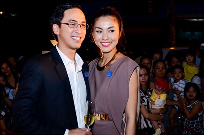 Một tuần sau đám cưới hoàng tráng, vợ chồng Hà Tăng đi dự tiệc trong trang phục ton-sur-ton.