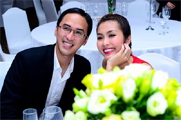 Cặp đôi rạng ngời hạnh phúc khi xuất hiện bên cạnh nhau.