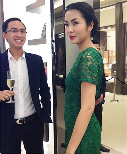 Hà Tăng luôn ăn mặc rất thanh lịch và có gu, ông xã Louis Nguyễn có vẻ trung thành với áo sơ mi trắng và vest đen.