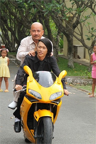 Hoài Linh là một nghệ sỹ đa tài. Anh vừa là một danh hài xuất chúng, vừa là nghệ sỹ kịch và ca sỹ với nhiều ca khúc được khán thính giả yêu thích.