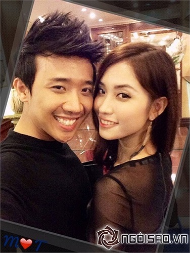 Trấn Thành và bạn gái hotgirl cùng diện áo đôi.