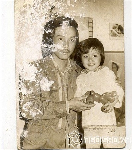 Tuấn Hưng khoe ảnh ngày bé tí cùng bố.Theo Báo Công lý 