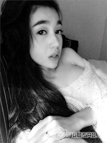 Hotgirl Elly Trần khoe ảnh lả lơi, sexy trên giường ngủ.