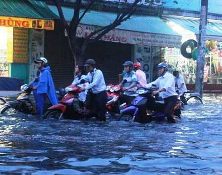 Ảnh hưởng áp thấp, phố Sài Gòn ngập nặng