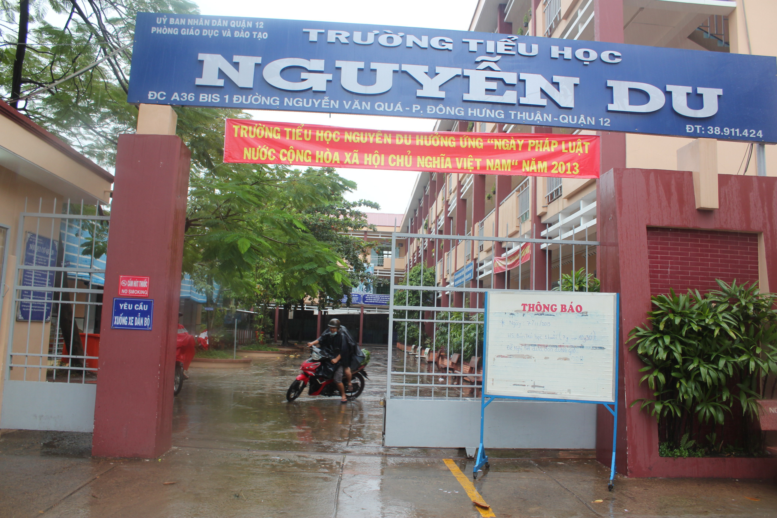 Ảnh hưởng áp thấp, phố Sài Gòn ngập nặng