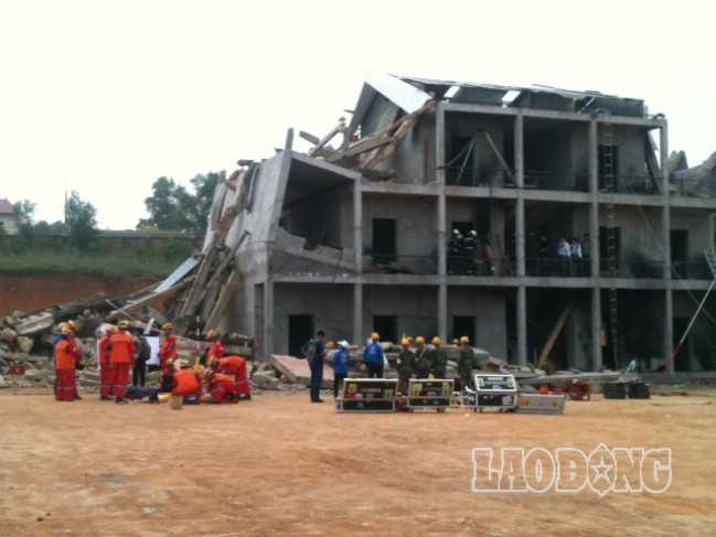  Cứu hộ sập nhà.