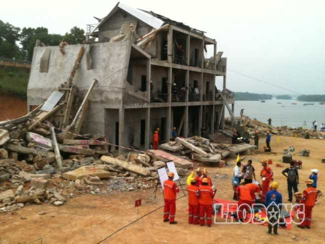  Cứu hộ sập nhà.