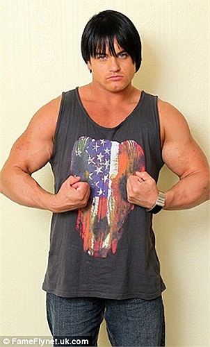 Cơ bắp cuồn cuộn, bờ vai rộng và lưng to khiến không ai nhận ra cô là một người phụ nữ.