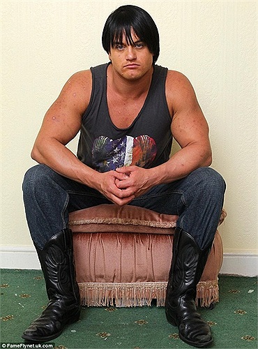 Armstrong cho biết vẫn tiếp tục dùng steroid bởi nếu ngừng sử dụng, cô sẽ mất đi cơ bắp cuồn cuộn trong khi râu hay giọng nói ồm ồm thì không thay đổi được.