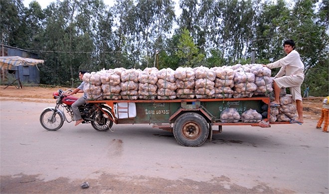 Chiếc xe tự chế của thương buôn nước bạn, dài gần bằng chiếc xe tải lớn.