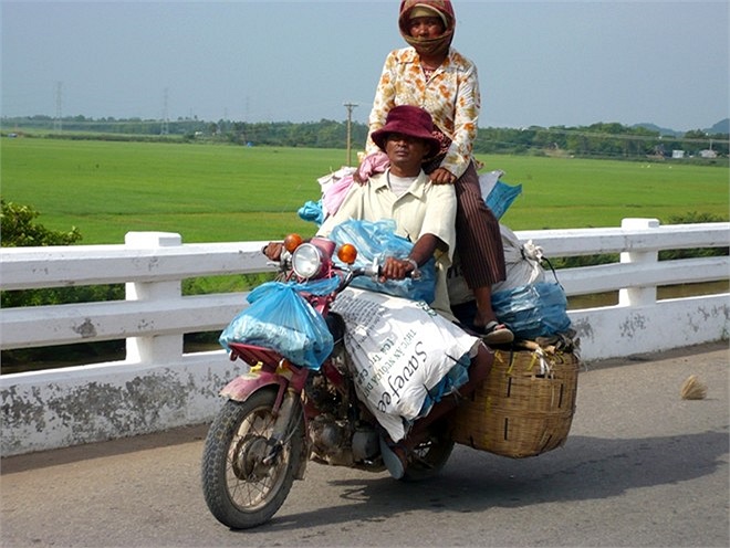 Bên dưới chở hàng, bên trên cổ tài xế là... người. 