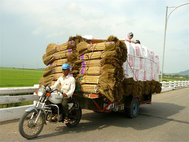 Một chuyến xe chở chổi đót