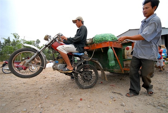 Chiếc xe chổng bánh trước vì hàng quá nặng. 