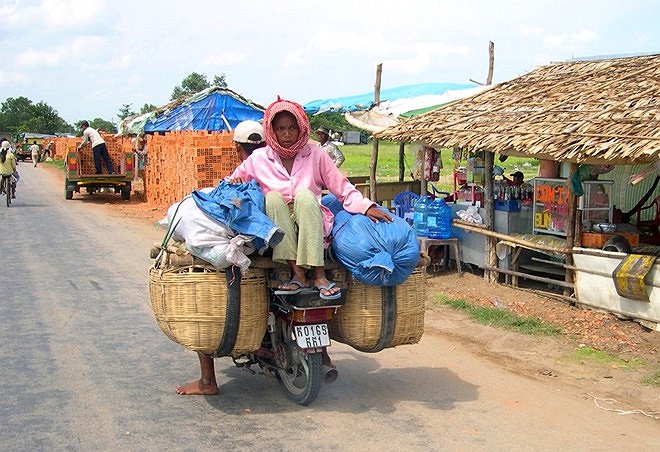 Ngồi chồm hổm trên xe để chồng chở về nước.