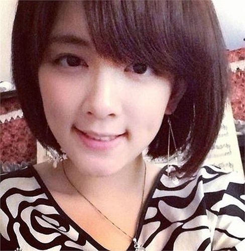 Cô là sinh viên năm thứ tư của trường Đại học Công nghệ Hạ Môn, tỉnh Phúc Kiến, Trung Quốc 