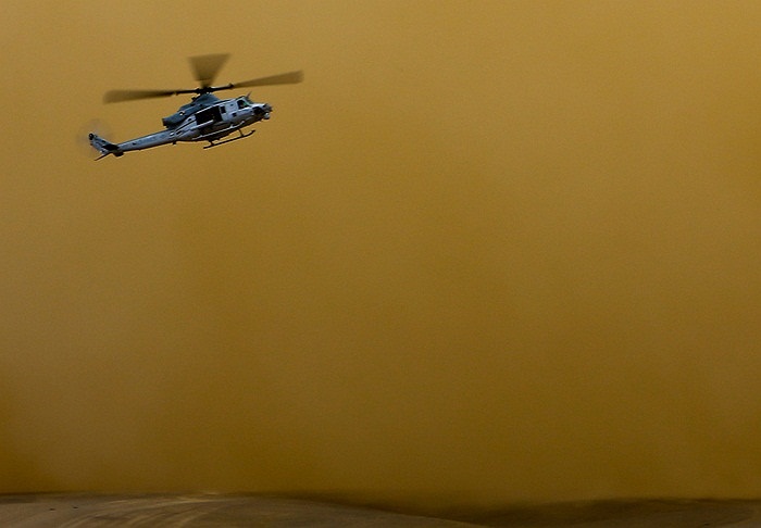 Trực thăng UH-1 Huey của Lính thủy đánh bộ Mỹ vật lộn trong bão cát ở Afghanistan