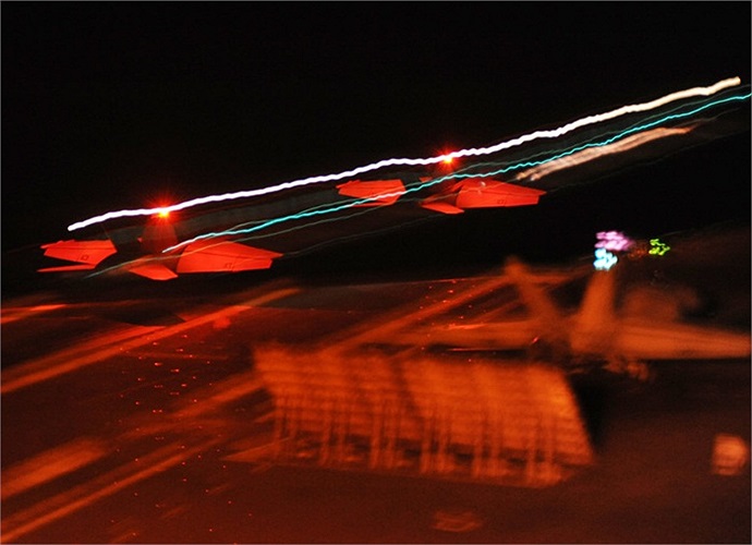 Hình ảnh mờ ảo về chuyến cất/hạ cánh của chiến cơ F/A-18F Super Hornet trên tàu sân bay USS George Washington (CVN 73)