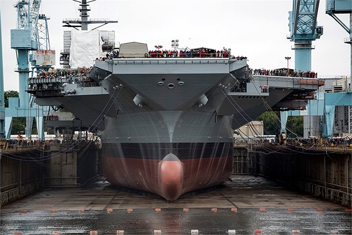 Tàu sân bay USS Gerald R. Ford của Hải quân Mỹ trong ụ tàu cạn, sắp được hạ thủy vào tháng tới