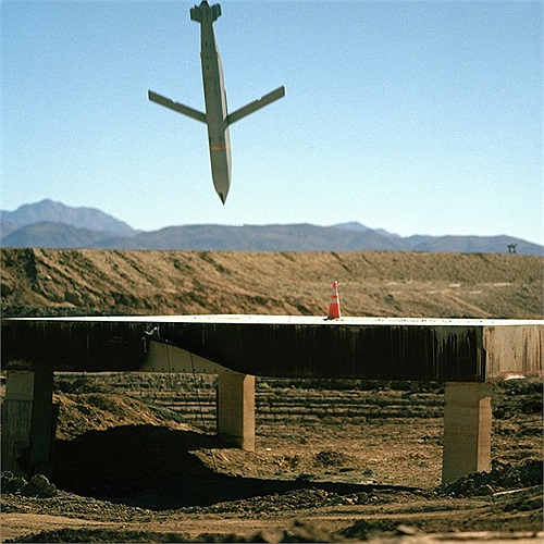 Tên lửa dẫn đường đang lao vào một mục tiêu giả định