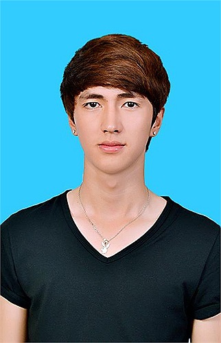 Hot boy Alvin Ichi vẫn giữ phong cách với áo phông đen và mái tóc ấn tượng 