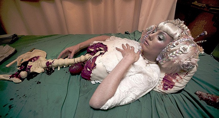 Chiếc bánh ngọt kinh dị hình một nửa thân người được thiết kế để mừng sinh nhật người mẫu Georgia Jagger