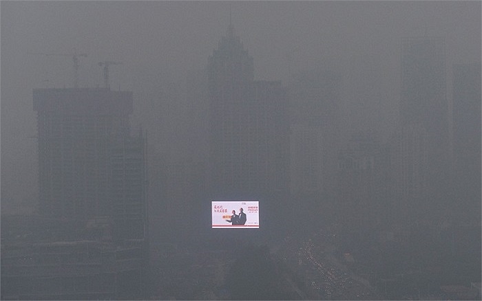 Một màn hình điện tử hiện lên trong màn sương mù bao phủ thành phố Thẩm Dương, Trung Quốc