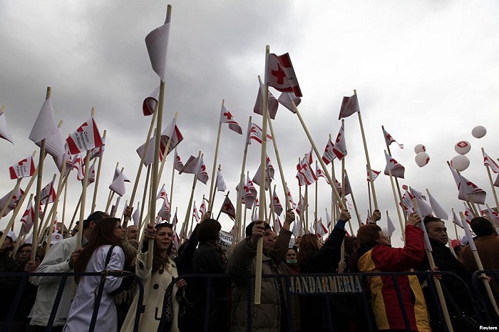Bác sỹ, y tá, giáo viên và sinh viên ngành y biểu tình phản đối giảm lương và điều kiện làm việc thiếu thốn nghèo nàn tại bệnh viện ở Bucharest, Romania