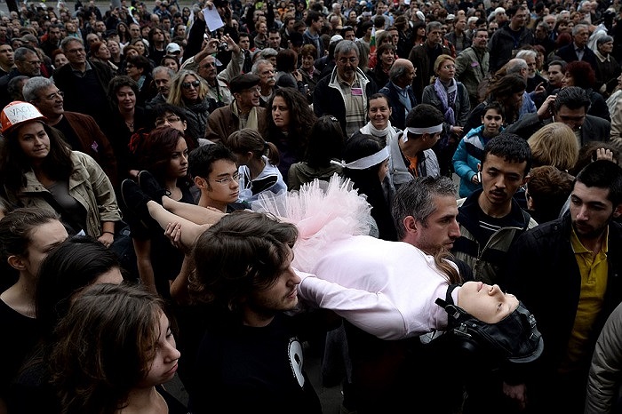 Các thành viên nhà hát khiêng một người mặc trang phục múa ballet diễu hành biểu tình tại thành phố Sofia, Bungary