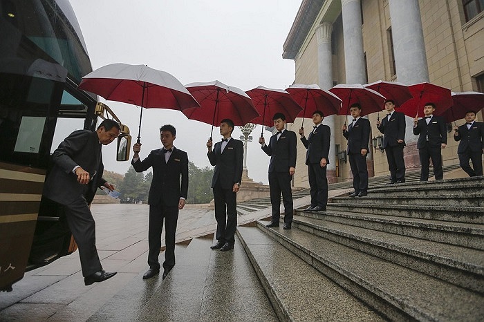 Đội ngũ lễ tân cầm ô đón tiếp các đại biểu đến dự hội nghị tại Đại lễ đường Nhân dân Ở Bắc Kinh