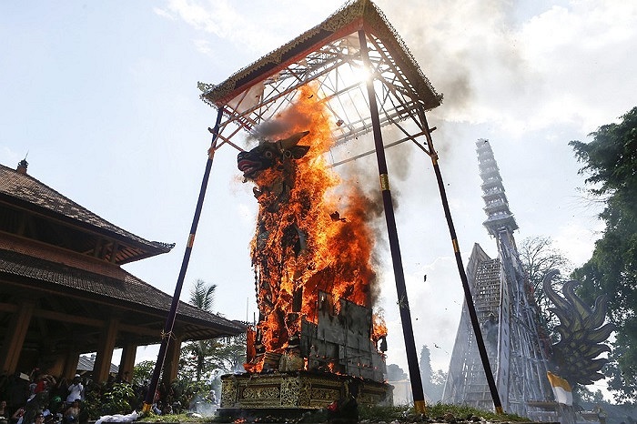 Một lễ hỏa táng thành viên hoàng gia tại Ubud, Bali, Ấn Độ 