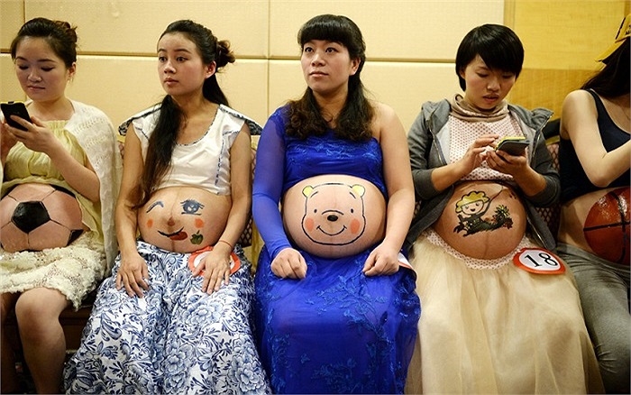 Hơn 30 bà bầu tham gia cuộc thi vẽ bụng ở một bệnh viện Trùng Khánh, Trung Quốc
