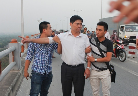 Hàng xóm bác sĩ ném xác phi tang nói gì?