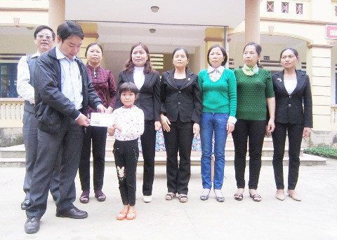 Đại diện báo điện tử VTC News trao quà độc giả gửi đến bé Khánh 