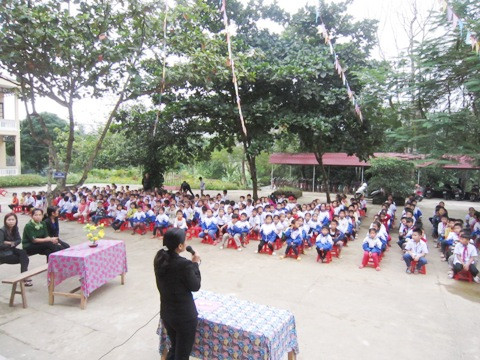 Gương hiếu học của bé Bùi Thị Khánh được nêu ra để nhiều học sinh trong trường học tập 