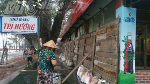 Bão hủy diệt Haiyan đổ bộ Quảng Ninh, quật ngã tháp truyền hình