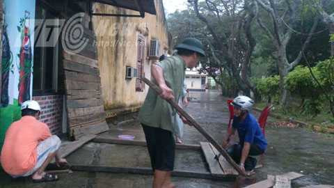 Bão hủy diệt Haiyan đổ bộ Quảng Ninh, quật ngã tháp truyền hình