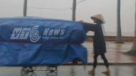 Bão hủy diệt Haiyan đổ bộ Quảng Ninh, quật ngã tháp truyền hình